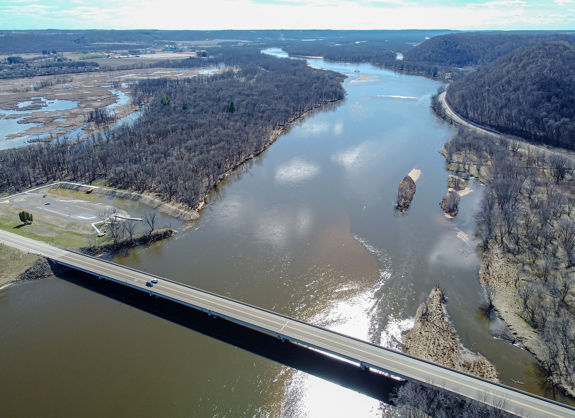 The Wisconsin River flows north of Boscobel with the U.S. 61 bridge crossing the channel.
